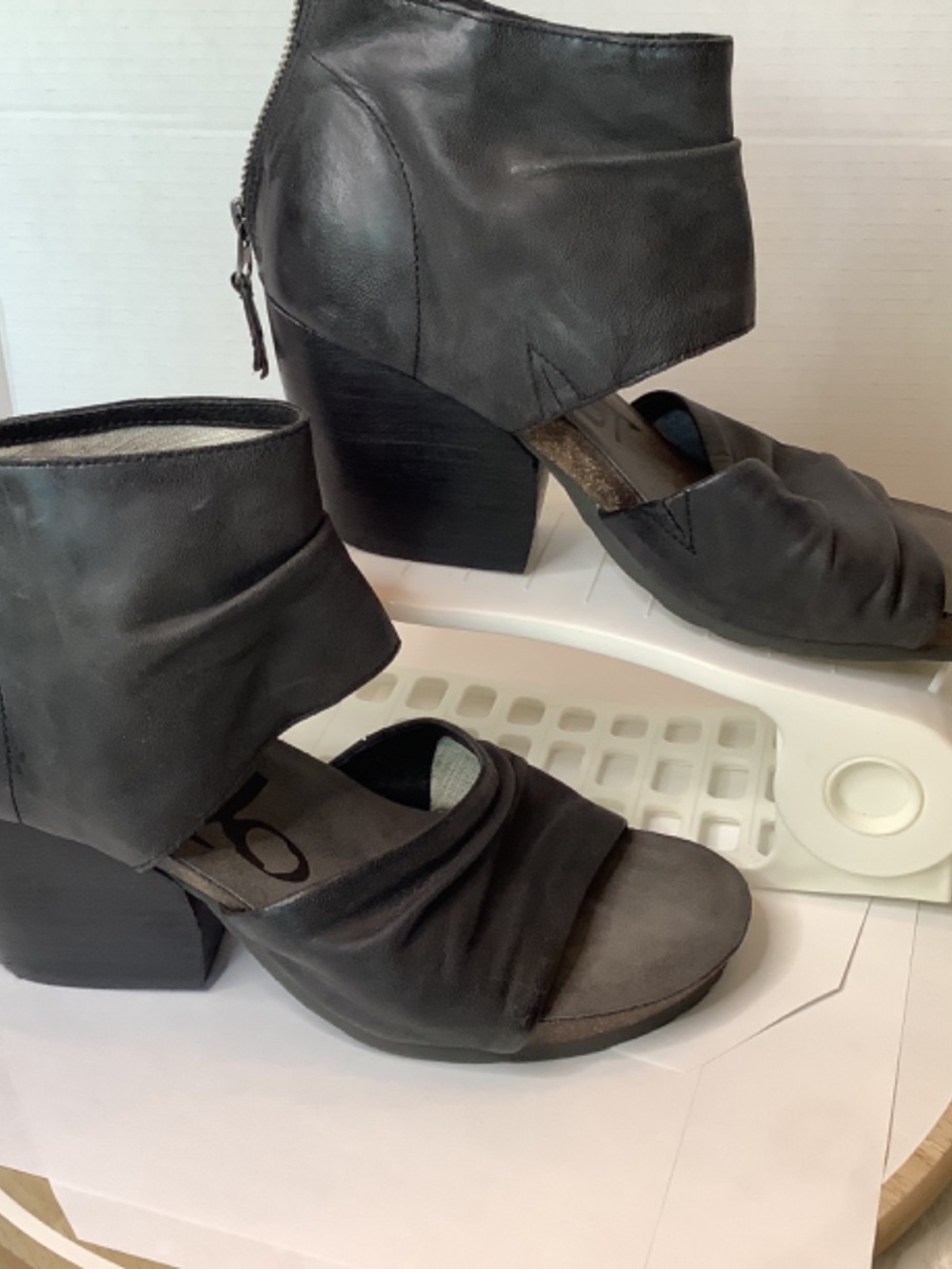 EUC OTBT leather black Patchouli open toe block heels sandals - Picture 3 of 14